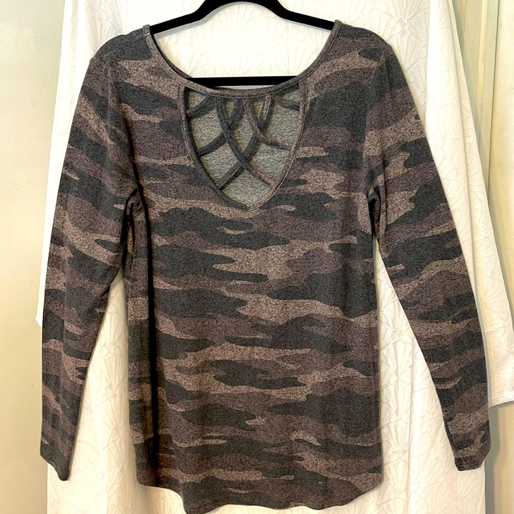NWOT Maurices camouflage soft long sleeve shirts with a cute backing. Size med - Picture 2 of 3